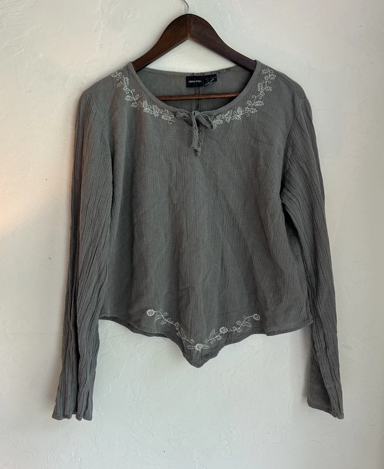 Top vintage Y2K Xhilaration M Fairy Grunge bordado gris renacentista boho Foto 1 de 4