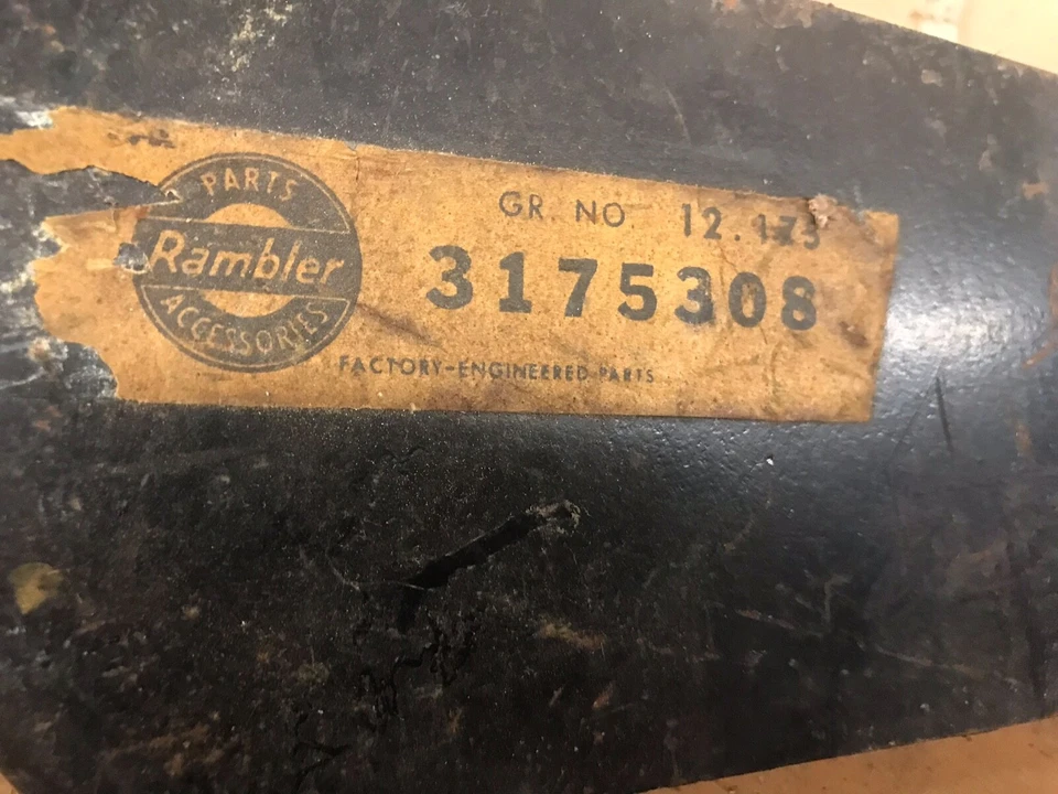 NOS AMC RAMBLER 1965-66 Rebel Classic Ambassador Marlin JUEGO DE SOPORTES DE PARACHOQUES DELANTERO Foto 1 de 3