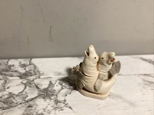 1997 Harmony Kingdom Aria Amorosa von Peter Calvesbert Seals - Bild 1 von 3