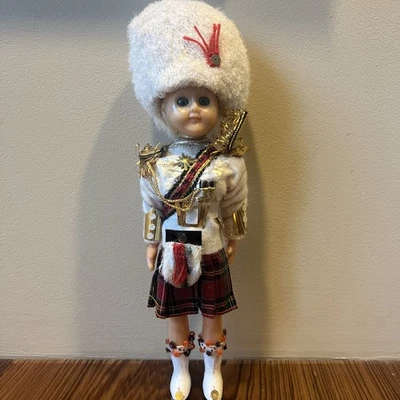 Muñeca bastón escocesa de recuerdo vintage de plástico duro ojos dormidos 6,5" Foto 1 de 4