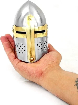 Mini Casco Cruzado Templario Pan de Azúcar Decoración de Mesa Medieval con Soporte de Madera Foto 1 de 4