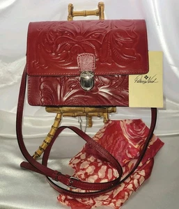 Patricia Nash Laurentina Tooled 💯 Leder Crossbody Beerenrot Push Lock Neu mit Etikett - Bild 1 von 9