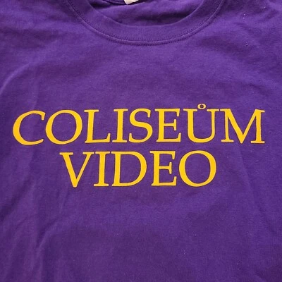 Camiseta pequeña Coliseum Video S WWF BarbershopWindow WWE VHS Old School WCW Home Foto 1 de 4
