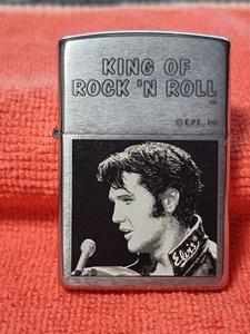 RARE ELVIS KING OF ROCK N ROLL DESIGN TO FRONT OF A BRUSHED CHROME ZIPPO BNIB - Picture 1 of 15