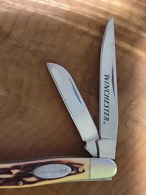 Navaja de Bolsillo Winchester 3.5 Pulgadas 3 Hojas Hecha en EE. UU. Buen Estado Usada Foto 1 de 4