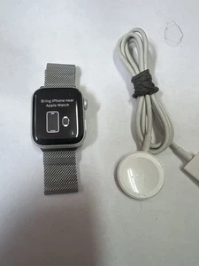 Apple Watch Series 4 40mm silver Aluminum Case Sport Band (GPS+ CELLULAR) - Photo 1 sur 5