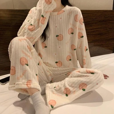 Conjunto de ropa de dormir para mujer de terciopelo coral de manga larga con encantador patrón de melocotón Foto 1 de 4