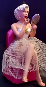 2007 Carlton Cards Marilyn Monroe PUT ON LIPSTICK Ornament - Bild 1 von 4