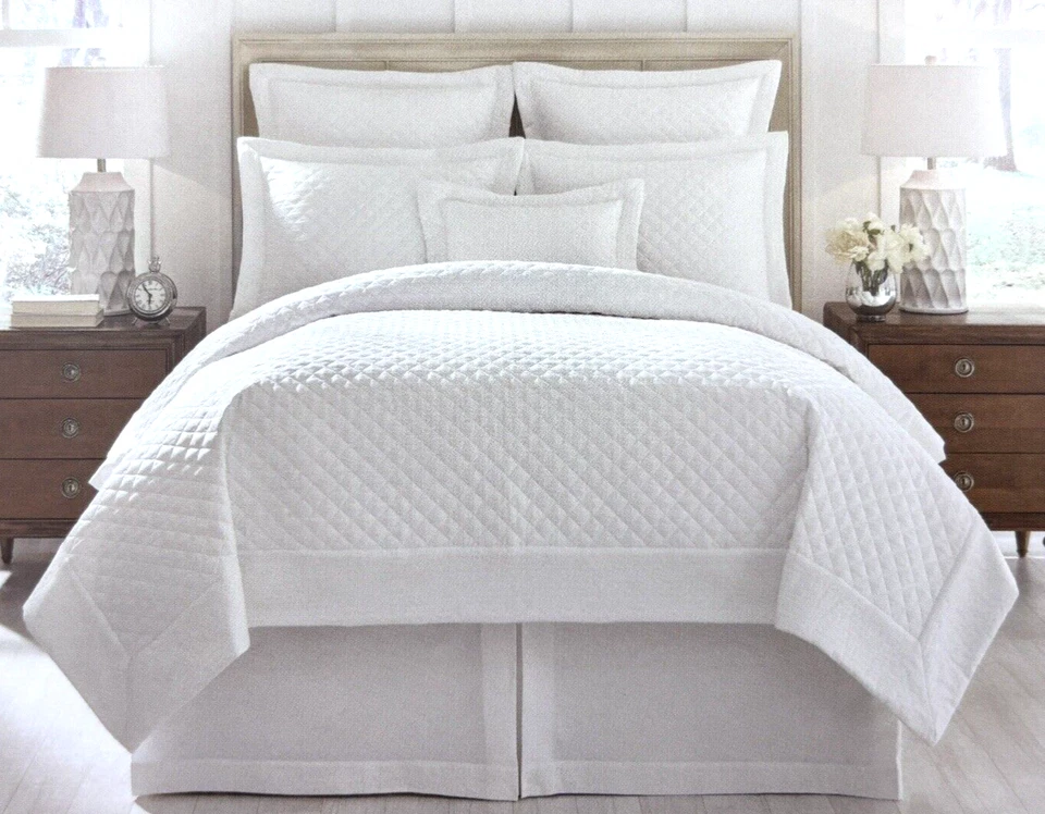 Juego de edredón Southern Living Belmont con patrón de diamantes fundas blancas a juego Foto 1 de 4