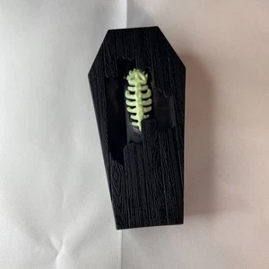 HEXBUG Rojo Nano Mutante Zombie Brilla en la Oscuridad Negro Ataúd Probado Pata Doblada - Imagen 1 de 7