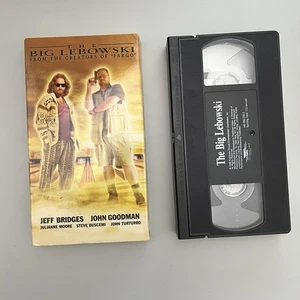 The Big Lebowski (1998) VHS Tape Jeff Bridges John Goodman Coen Brothers - Foto 1 di 2
