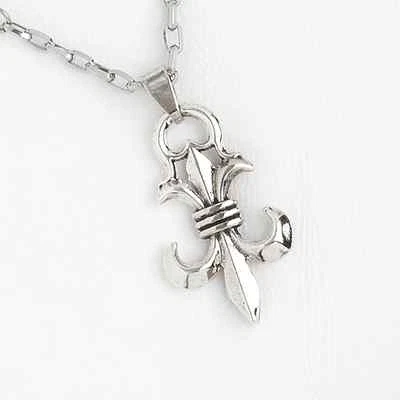 Collar Colgante Flor de Lis en Oro Blanco Relleno de Cadena de Acero Inoxidable   Foto 1 de 4