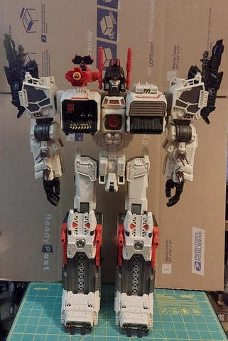 Transformers Generations Titan Class Metroplex With Upgrade (READ DESCRIPTION) Cover