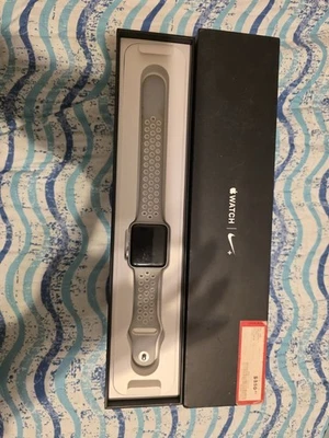 Apple Watch Nike+ 42mm Serie 2 Estuche Aluminio Plano Plateado, Usado  Foto 1 de 3