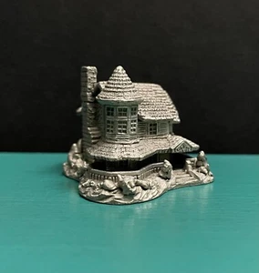 Estatuilla artística diorama réplica porche casa reina Ana victoriana peltre Spoontiques - Imagen 1 de 15
