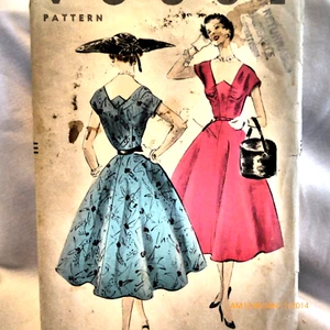 RARO OOP VOGUE 8026 ELEGANTE 1953 VESTIDO PATRÓN Talla 18 B 36 - Imagen 1 de 5
