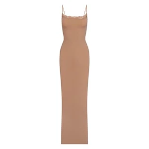 Skims Fits Everybody Crded Spitze langes Slipperkleid Sienna - Bild 1 von 6