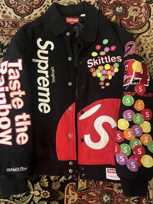 Chaqueta Mitchell Ness x Supreme Skittles Talla M Negra Carreras Universitarias NASCAR  Foto 1 de 4