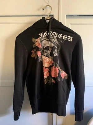 ALEXANDER McQueen SUDADERA CON CAPUCHA NEGRA CON CALAVERA Y ESTAMPADO GRÁFICO FLORAL HECHA EN ITALIA Foto 1 de 4