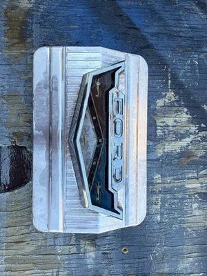 Ford Fairlane 1963 puerta de gasolina con moldura de lujo puerta del tanque de gasolina panel trasero Foto 1 de 4