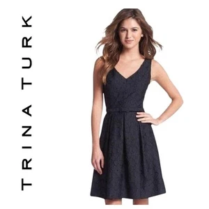 Abito Trina Turk nero Kianna fit svasato scollo a V pizzo floreale LBD taglia 4 - Foto 1 di 10