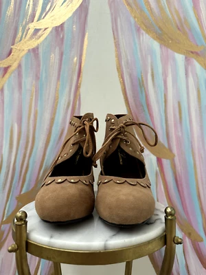 Zapatos para mujer Poetic License tacón alto Mary Jane beige, tachuelas doradas, con cordones 6 Foto 1 de 4