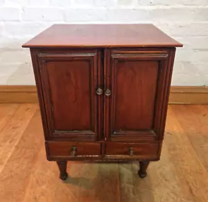 Antique small double door mahogany cabinet - Picture 1 of 19