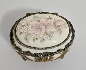 Vintage aufklappbare Schmuckschatulle aus Metallguss mit Fuß PORZELLAN Blumen gefüttert - Bild 1 von 7