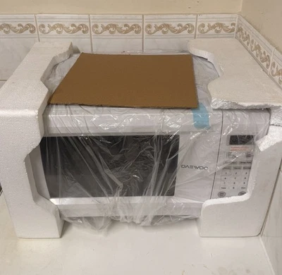 Daewoo KOR1NOA 31L 1000W Freestanding Digital Touch Control Family Microwave - Image 1 of 4