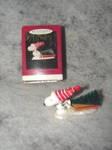 1996 Hallmark A Tree For Snoopy adorno de Navidad ~ Snoopy con árbol en caja - Imagen 1 de 2