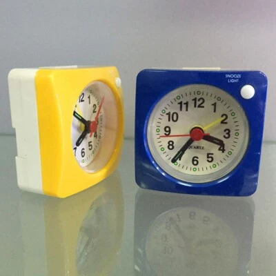 Stilvoller Mini Wecker f??r Reisen leises Quarzwerk eingebautes Licht - Bild 1 von 4