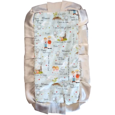 Manta de seguridad religiosa Minky Couture bebé niño de Dios adorable plata satinado Foto 1 de 3