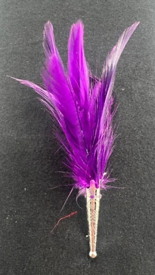 Nuevo Pin Etiqueta Red Hat Society, Pluma Púrpura Punta Plateada Foto 1 de 3