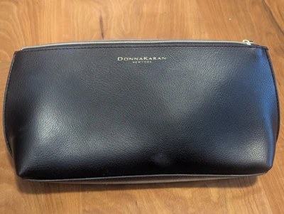 Bolsa/bolsa feminina Donna Karan Cosmetics maquiagem preta com zíper (12"L × 7" H)  - Imagem 1 de 4