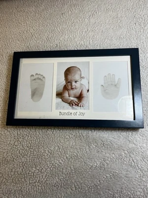 Marco DUO de recuerdo de huellas y huellas de bebé Keababies 13”x7,9” madera azul marino Foto 1 de 4