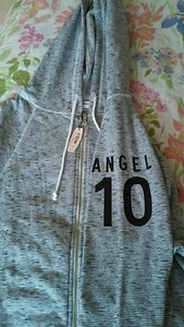 NUEVA SUDADERA CON CAPUCHA VICTORIA'S SECRET "ANGEL" TALLA S $59.50 - Imagen 1 de 7