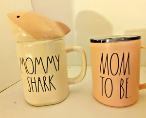 Rae Dunn MOMMY SHARK Becher mit Deckel Artisan Collection & MOM TO BE 12 Unzen Travel Mug - Bild 1 von 11