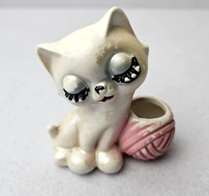 Vintage anthropomorphe Wimpern Katze weiß Keramik Figur rosa Garnknäuel Kätzchen - Bild 1 von 22
