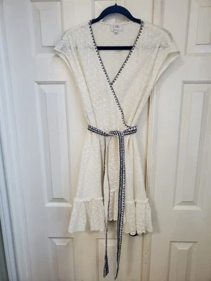 Johnny Was Jade Eyelet Leafar Wrap 古董白色小号全新无标签连衣裙 — 第 1/4 张图片