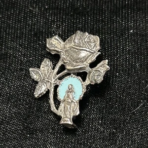 Prendedor vintage milagroso Nuestra Señora de Gracia Virgen María esmalte azul rosa plata - Imagen 1 de 3