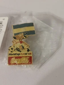 1994 World Cup Soccer USA / Coca Cola Flag Pin with Mascot: Argentina - Picture 1 of 2