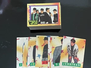 Juego completo de 88 cartas Topps 1989 nuevos Kids on the Block + 11 pegatinas - Imagen 1 de 2