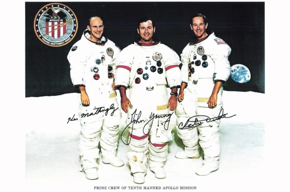 Apollo 16  UH Ken Mattingly Foto vom Original Autogramm #41 - Bild 1 von 1