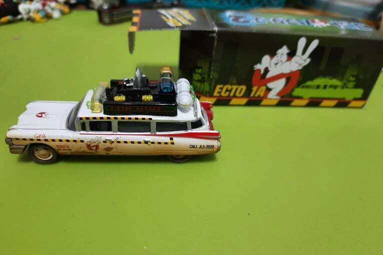 GHOSTBUSTERS Ecto 1A Ghostbusters 50 An Anniversaire 1:64 Johnny Lightning 🇨🇵 - Immagine 1 di 1