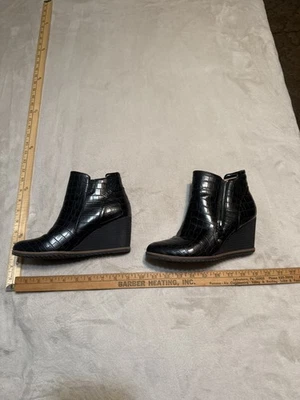 SIZE 7.5 m - Soul Naturalizer Black Gator Print Haley Ankle Bootie Wedge Heel - Image 1 of 4