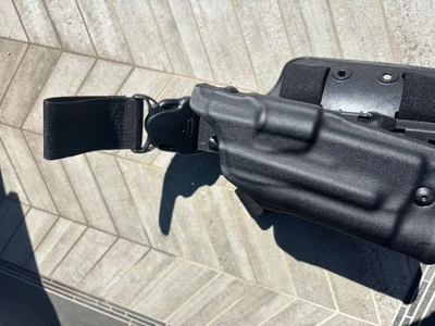 Safariland 6355-832 Glock 17/22 Holster With Light, Right Hand, Thigh Mount - Image 1 of 4