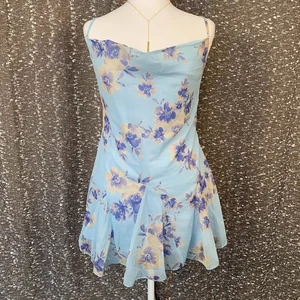 Nuevo con etiquetas Mini Vestido Peppermayo Austen Azul Floral Capucha Cuello Para Mujer 8 - Imagen 1 de 13