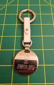 JENNIFER LOPEZ Etichetta in metallo e pelle portachiavi portachiavi 2,5" - Foto 1 di 3
