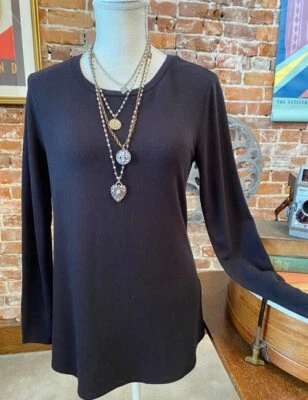 Blusa Lisa Rinna preta Hacci malha bainha curva manga longa nova - Imagem 1 de 4