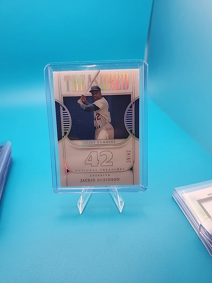2023 Panini National Treasures Джеки Робинсон 09/42 Treasured Jersey номер - Изображение 1 из 4